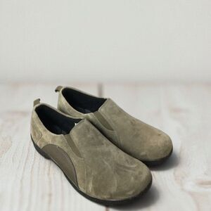 Propet Wash and Wear Slip On Suede Walking Shoes Tan Size 8M New Without Box